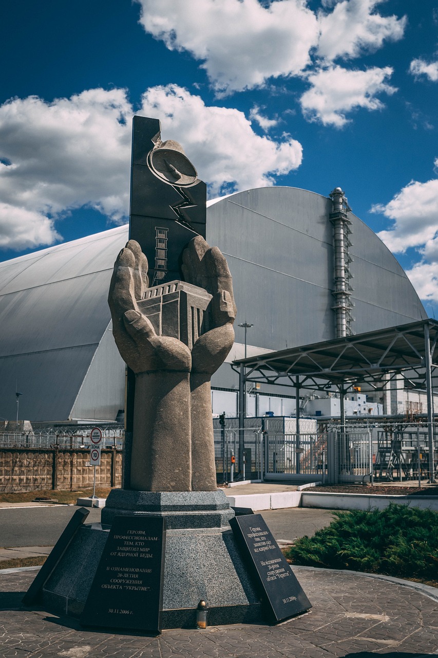 Bild von dem AKW Tschornobyl mit dem fertigen neuen Sarkophag